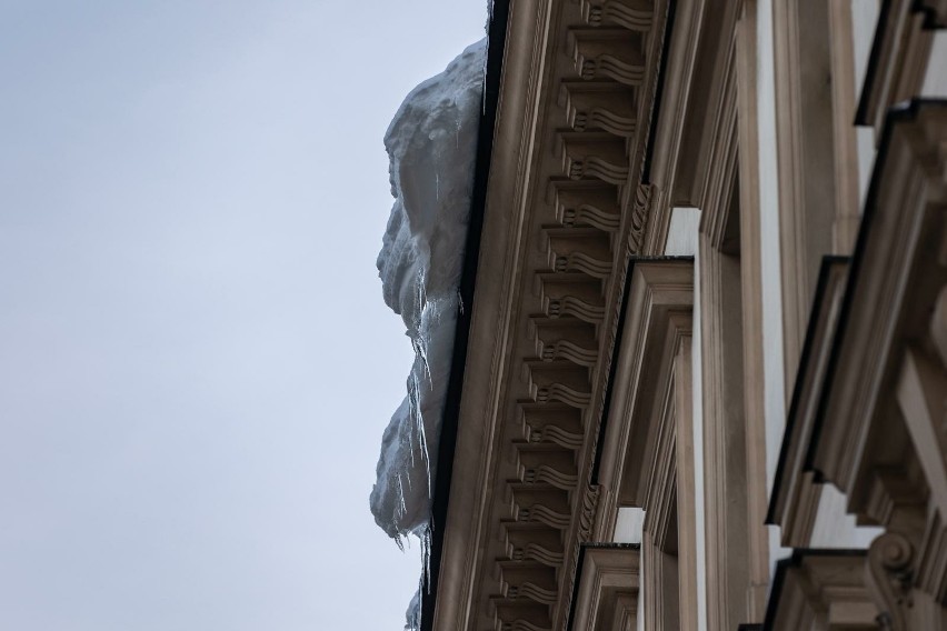 Tak wyglądał zalegający śnieg i sople na dachu jednej z...