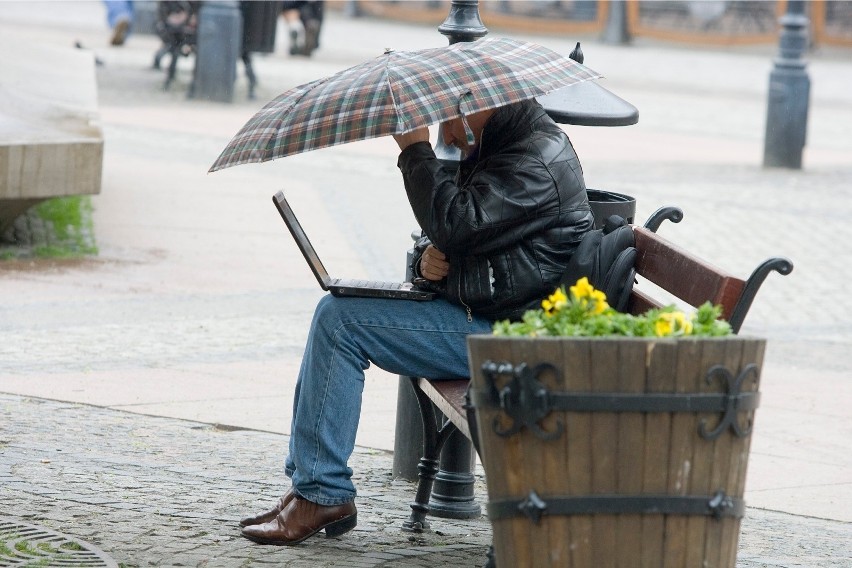 Średnio aż 48 proc. Polaków pracuje w czasie urlopu. Wielu z...