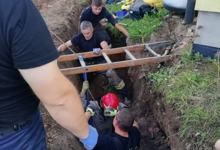 Groźny wypadek na budowie. Strażacy odkopali mężczyznę (zdjęcia)