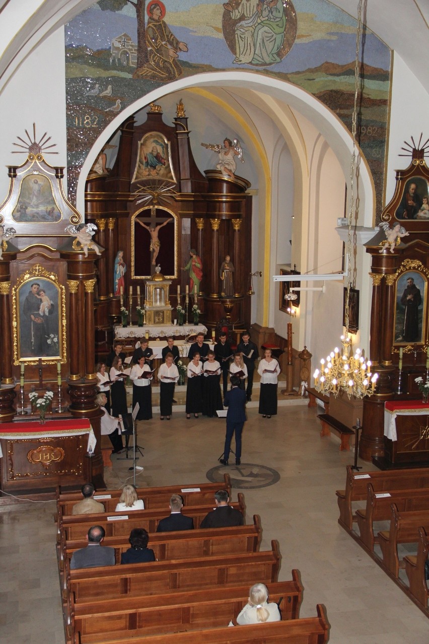 Występ chóru "Cantate Collective" w klasztorze oo. franciszkanów