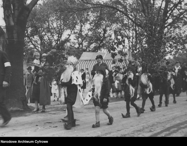 Pochód dzieci z okazji szkolnego Święta Wiosny zorganizowany przez VI Koło Towarzystwa Szkoły Ludowej w Krakowie w 1934 roku.