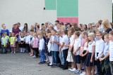 Oficjalne rozpoczęcie roku szkolnego w Zespole Szkolno - Przedszkolny w Żarach. Wszyscy mają nadzieję, że nie będzie już zdalnego nauczania