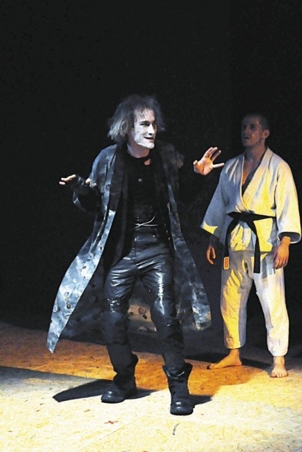 Na scenie zobaczyć można m.in. Janka Żórawskiego, który wciela się w rolę Kruka. Jego postać jest dopracowana w każdym szczególe. Równocześnie śmieszy i przeraża.