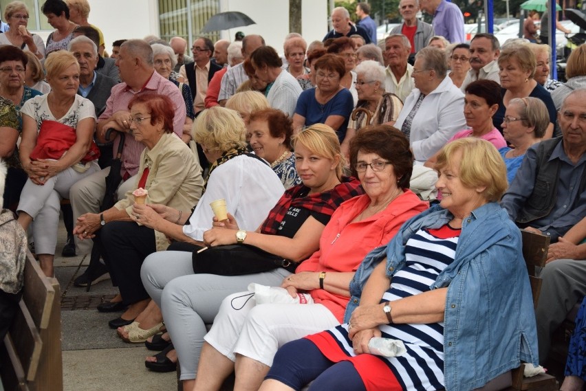 Seniorzy na koncercie Waweli. Krzeszowickie integracje z tańcami przed sceną [ZDJĘCIA]