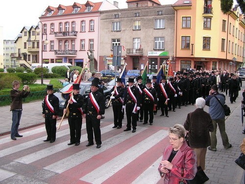 Do Bytowa zjechali kominiarze z calej Polski na swoje doroczne świeto. Mieszkancy mogli podziwiac czarne lśniące mundury w paradzie z zamku do kościola św. Katarzyny. (Fot. Andrzej Gurba)