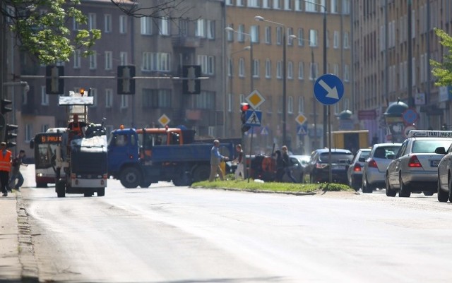 W środę rano drogowcy częściowo zablokowali ulicę Narutowicza i skrzyżowanie z ulicą Kościuszki.