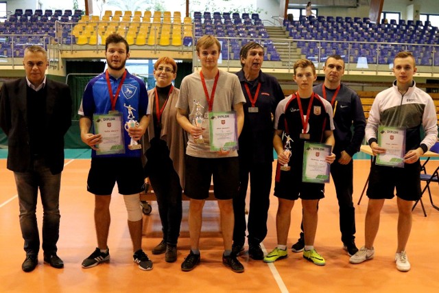 Najlepsi tenisiści stołowi ze szkół średnich z miasta z trofeami