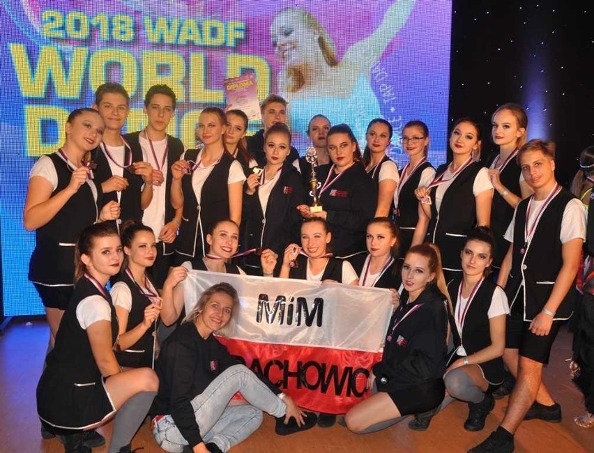 Stepujące dziewczęta ze Starachowickiej Szkoły Tańca MiM zostały mistrzyniami świata