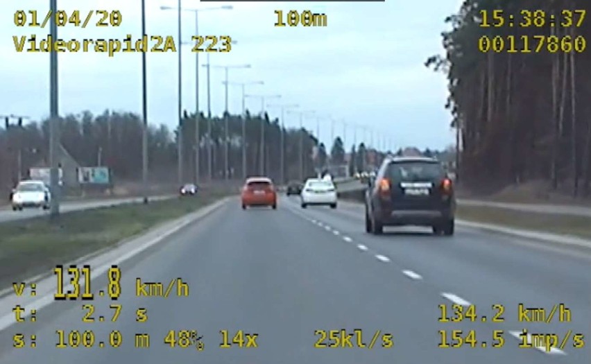 Piraci drogowi w Grudziądzu pędzili grubo ponad 100 km/h w terenie zabudowanym. Stracili prawo jazdy [wideo]