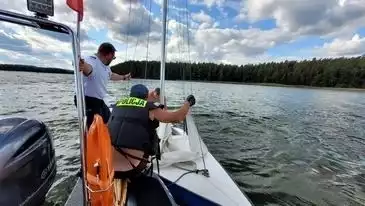 Niebezpieczna sytuacja na jeziorze Wigry. Ratownicy WOPR ruszyli na ratunek dwójce turystów z Białegostoku.