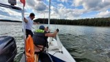 Chwile grozy przeżyła dwójka turystów z Białegostoku na jeziorze Wigry. Wywrócona żaglówka, brak kamizelek i szybka pomoc ratowników WOPR