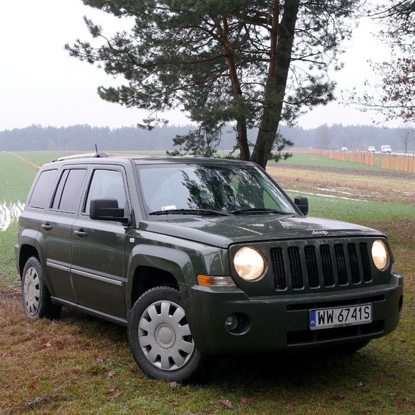 Jeep patriot w zielonym kolorze, w połączeniu z kanciastą, muskularną stylistyką nadwozia, sprawia wrażenie auta zaprojektowanego dla wojska.