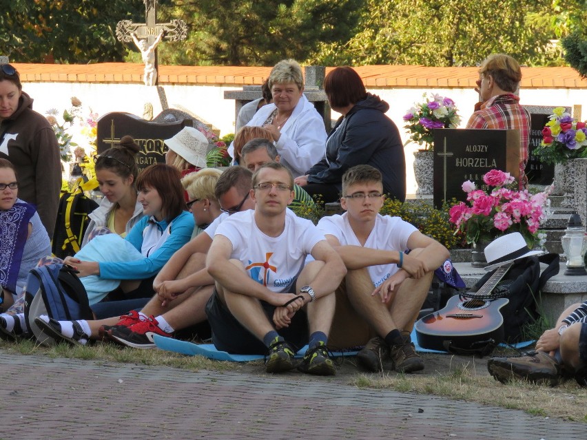 Gliwicka Piesza Pielgrzymka na Jasną Górę 2015: Pielgrzymi wyruszyli z Tworoga [ZDJĘCIA, WIDEO]