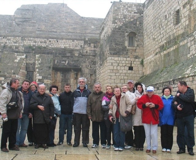 Secemińscy pątnicy przed bazyliką Narodzenia Pańskiego w Betlejem.
