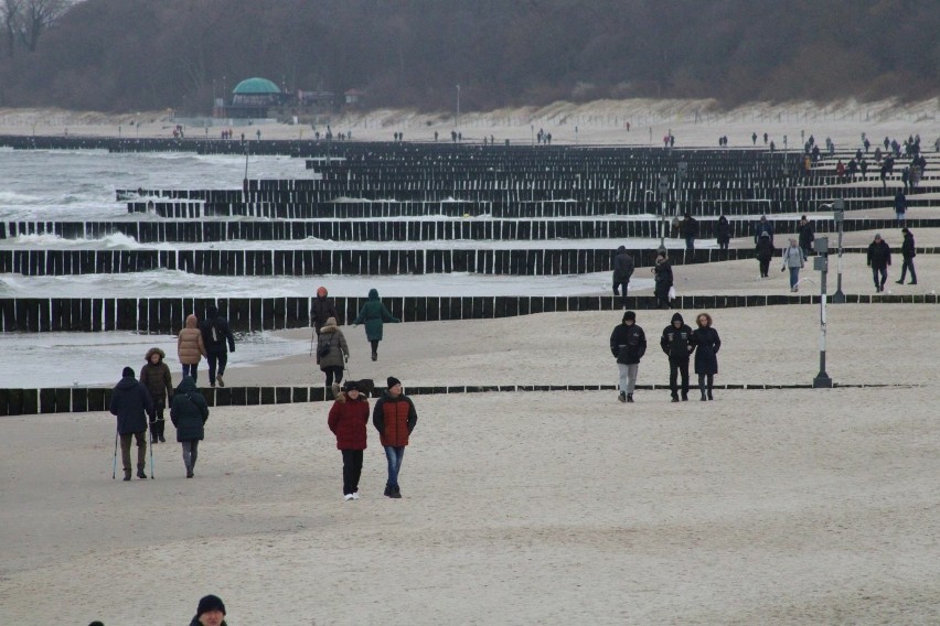 Tłumy spacerowiczów nad morzem w Kołobrzegu