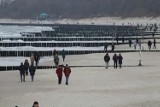 Tłumy spacerowiczów nad morzem w Kołobrzegu [ZDJĘCIA]  