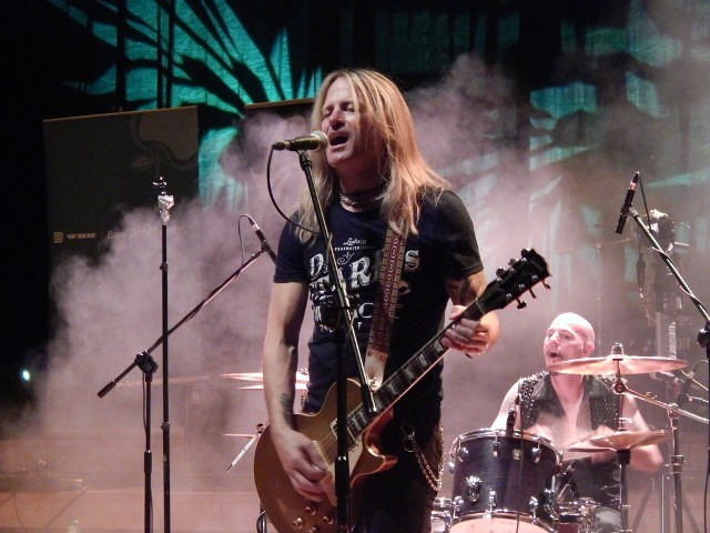 Gitarzysta Doug Aldrich (na zdj.) pracował m.in. z legendarnym  David'em Coverdale'm, wokalistą grupy Deep Purple.