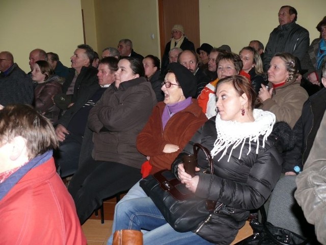 Na środowe spotkanie w sprawie elektrowni wiatrowych zorganizowane w świetlicy w Łowini przyszła liczna grupa mieszkańców.