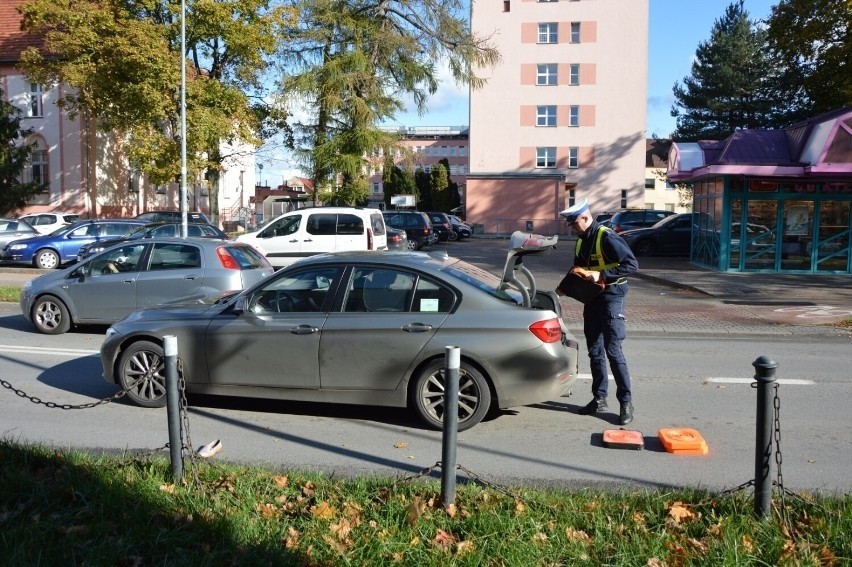 Lębork. Tragiczny wypadek na Zwycięstwa. Potrącona przez samochód 83-latka zmarła w szpitalu