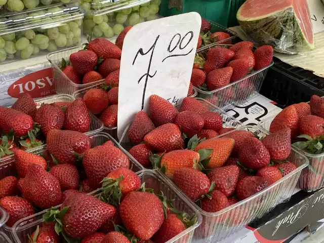 Jakie były ceny świeżych owoców i warzyw na kieleckich bazarach? Sprawdź na kolejnych zdjęciach