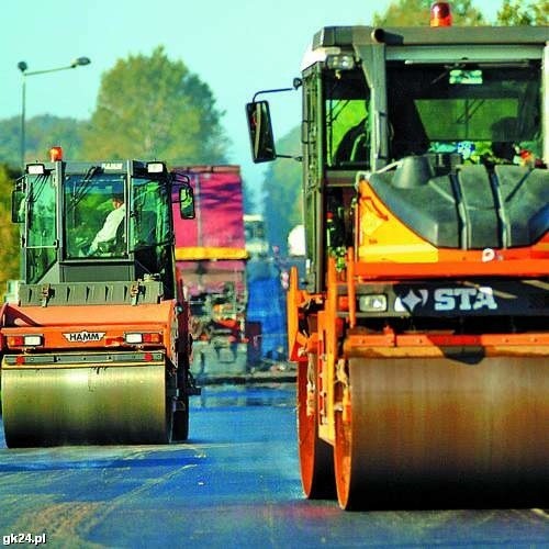 Dzięki pieniądzom z Unii Europejskiej poprawia się m.in. stan naszych dróg. Taki widok na trasach w różnych regionach Polski nie należy do rzadkości.