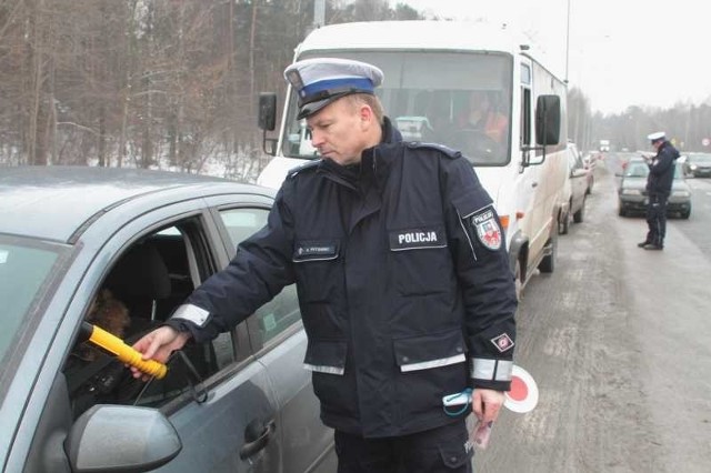 Artur Putowski ze świętokrzyskiej policji prowadził kontrole wykorzystując sprzęt, który pozwala zmierzyć zawartość alkoholu we wnętrzu auta.