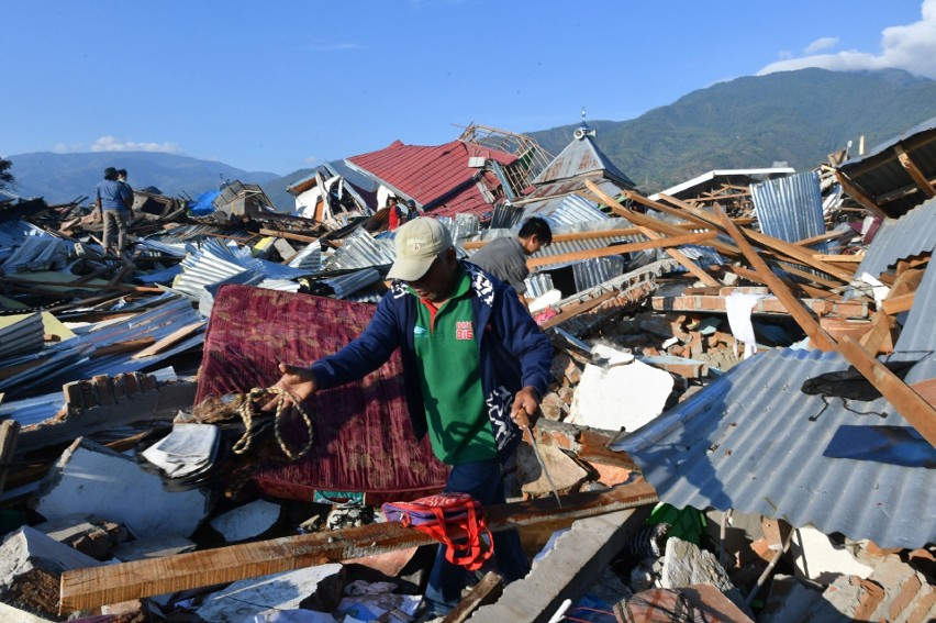 Ocalali mieszkańcy Palu na gruzach swego domu