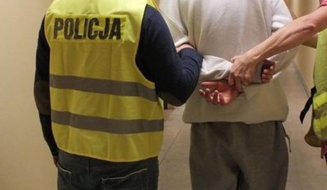 Policjanci z Koszalina zatrzymali cztery osoby związane z rozbojem, do którego doszło pod koniec stycznia na osiedlu Unii Europejskiej w Koszalinie.