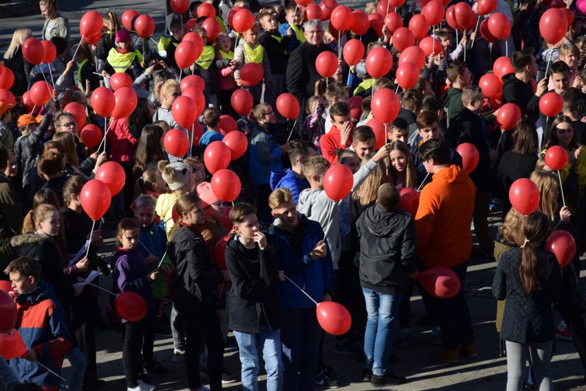 W Gorlicach jest dzisiaj biało-czerwono. Na płycie rynku powstała żywa flaga. Przyszły setki uczniów z biało-czerwonymi balonikami