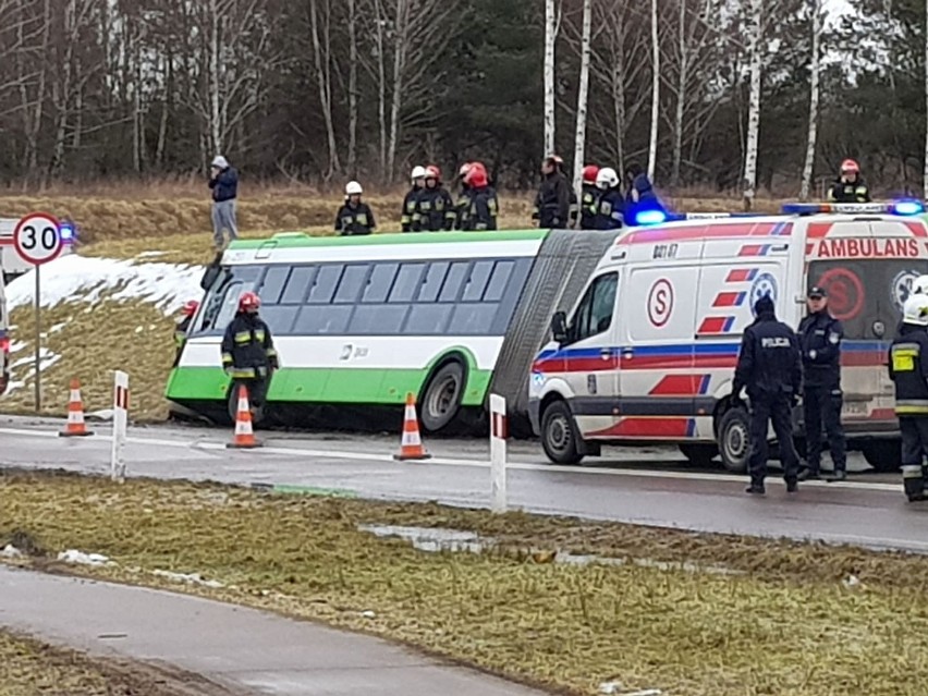 Wypadek autobusu 103 w Łyskach. Siedem osób zostało rannych