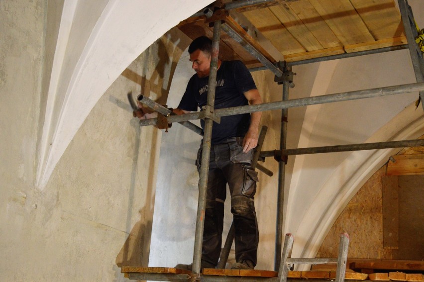 Renowacja katedry opolskiej. Trwają prace przy odnowieniu podchórza