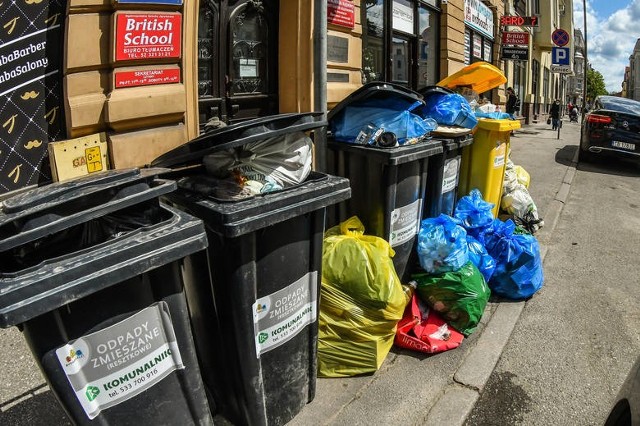 Przepełnione śmietniki - to był dość powszechny widok latem, gdy odbiorem odpadów w centrum Bydgoszczy zajmował się Komunalnik