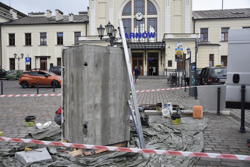 Przed dworcem jest już cokół, na którym stanie pomnik Lecha...