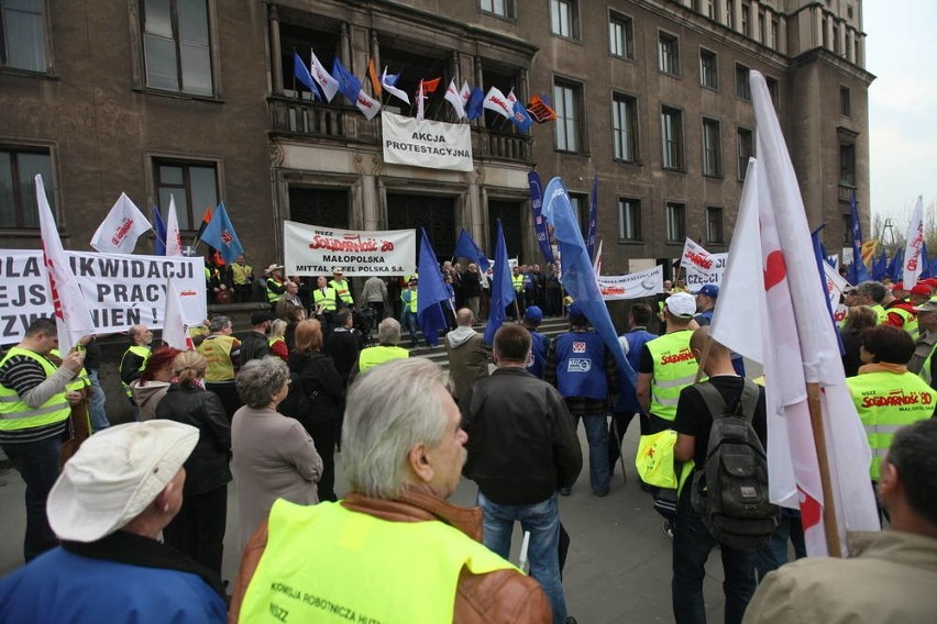 Tłumy demonstrowały wczoraj w obronie miejsc pracy w hucie