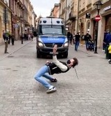 Kraków. Zatańczył jak Michael Jackson przed radiowozem