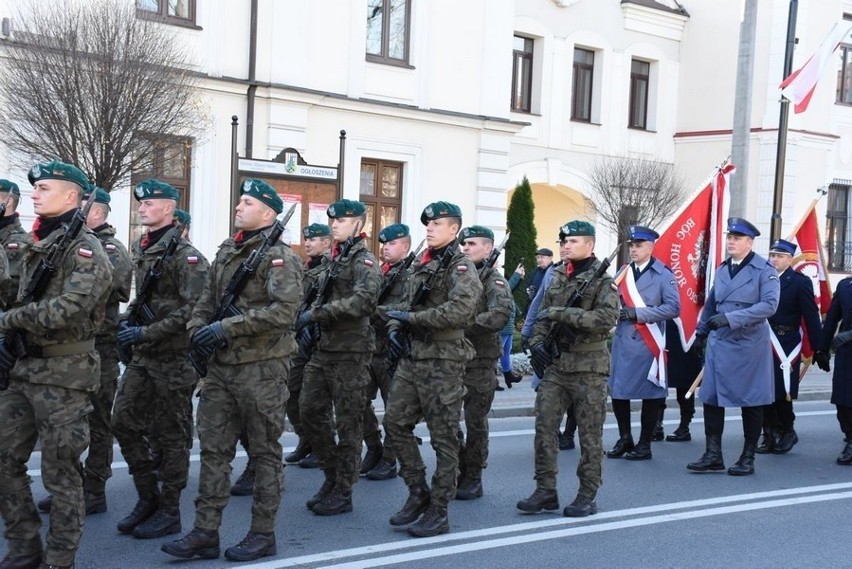 Żołnierze z niżańskiego garnizonu w defiladzie przez Nisko...
