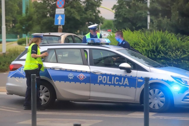 14.06.2023 wroclawgazeta wroclawskawroclaw, probusa, drobnera, pijany kierowca chcial uciec po kolizjijaroslaw jakubczak/polska presspolicja alkomat radiowoz kolizja wypadek zderzenie trzezwosc