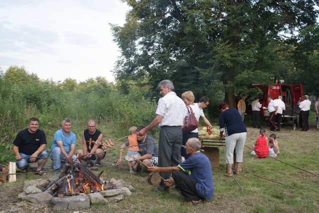 Każdy, kto przyszedł na piknik do Oględowa mógł sam upiec kiełbaskę przy ognisku