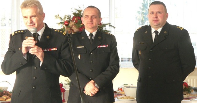 Wicekomendant wojewódzki Grzegorz Ryski (z lewej) przekazał życzenia świąteczno-noworoczne na ręce komendantów buskiej strazy pożarnej - Kazimierza Ścibiło (z prawej) i Roberta Bujnego.