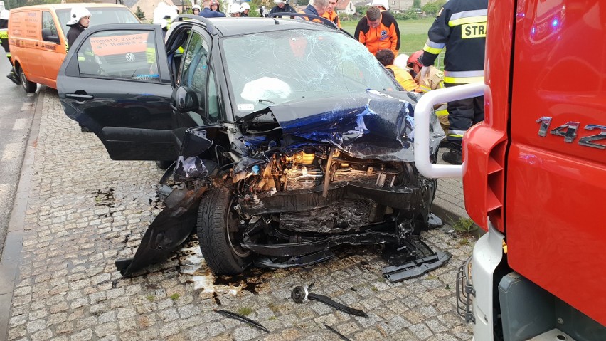 Wypadek w Rożniątowie. Biegli obliczyli, że ford, w którym zginął 19-latek jechał z prędkością około 100 km/h