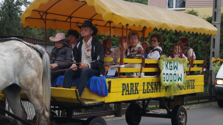 Tłumy na dożynkowym korowodzie w Godowie