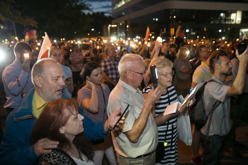 Łańcuch światła dla sądów. Tak protestowali mieszkańcy Krakowa [ZDJĘCIA]