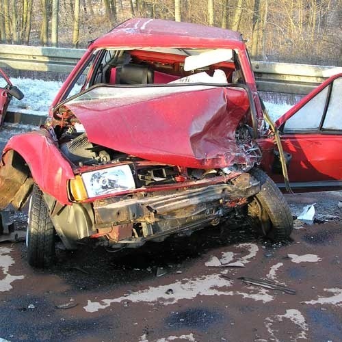 Jedno z aut biorących w wypadku zostało dosłownie...