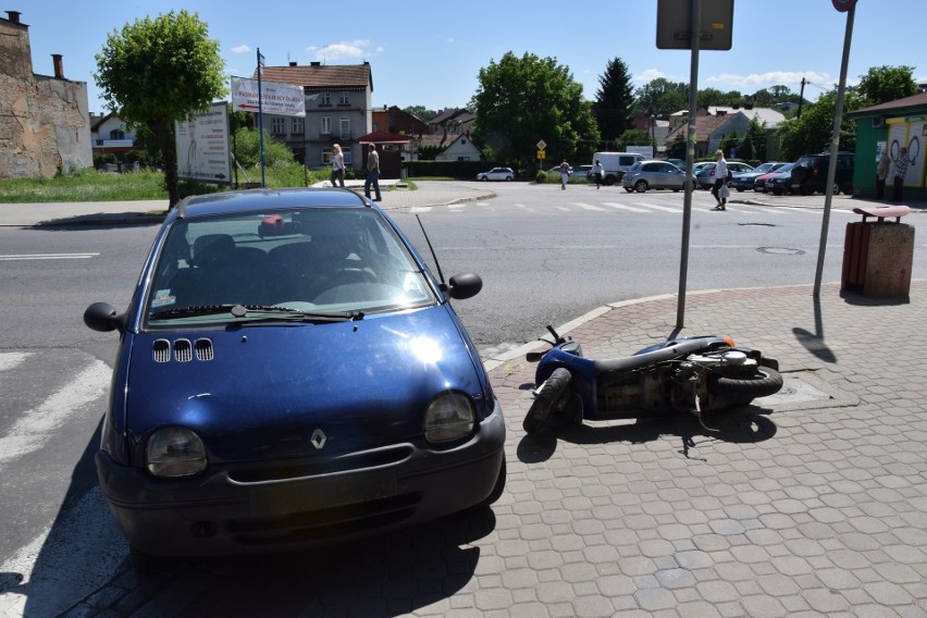 Nowy Sącz. Wypadek przy rogu ulicy Lwowskiej i Kochanowskiego. Zderzył się samochód ze skuterem