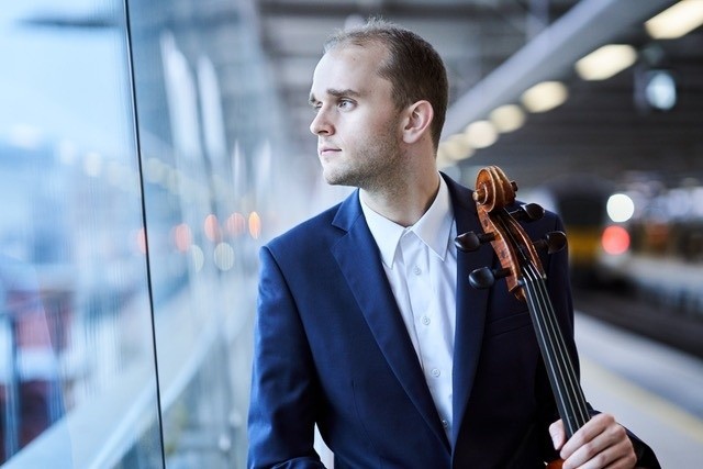 Maciej Kułakowski jest członkiem warszawskiego zespołu wiolonczelowego o nazwie „Cellonet”, prowadzonego przez Andrzeja Bauera.