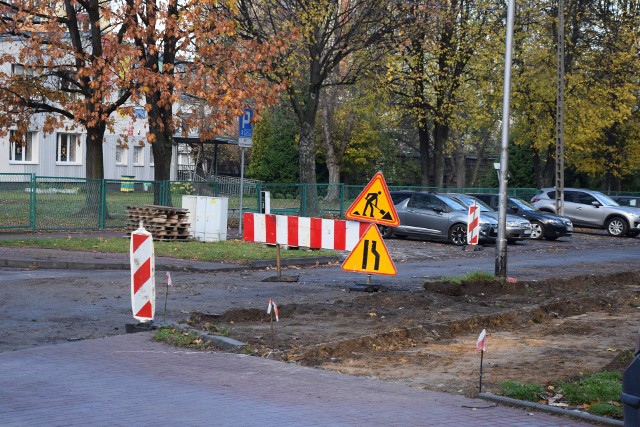Częstochowa. Trwa przebudowa ulicy Sosnowej w pobliżu remontowanej DK91. Osiedlowa ulica przejdzie metamorfozę