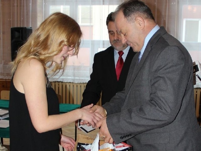 Aleksandra Kuśmider odbiera gratulacje od starosty niżańskiego i przewodniczącego rady powiatu.