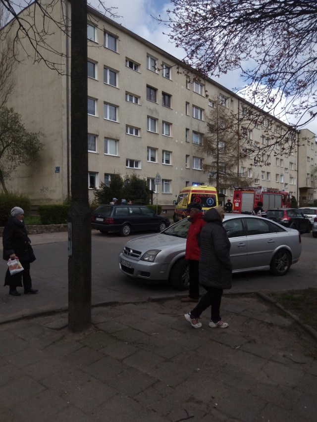 Do zdarzenia doszło przed południem we wtorek (11.04). Ogień pojawił się w jednym z mieszkań na 4 piętrze bloku przy ulicy Władysława IV.