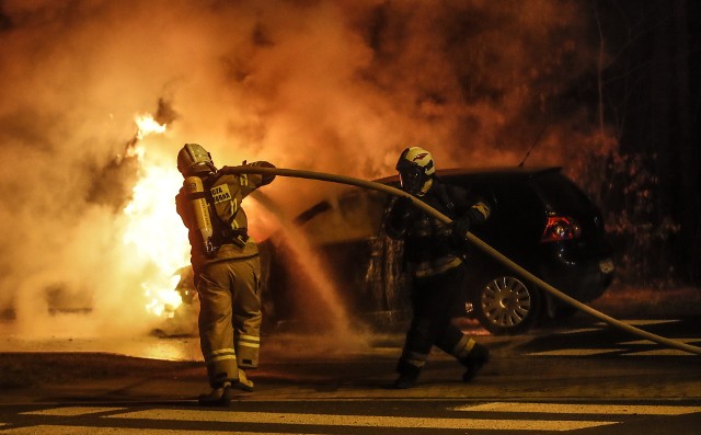 Po szybkiej akcji strażacy ugasili płonący samochód koło lotniska w Jasionce. Do pożaru doszło we wtorek wieczorem, na razie nie wiemy co było jego przyczyną.Zobaczcie zdjęcia z akcji gaśniczej.