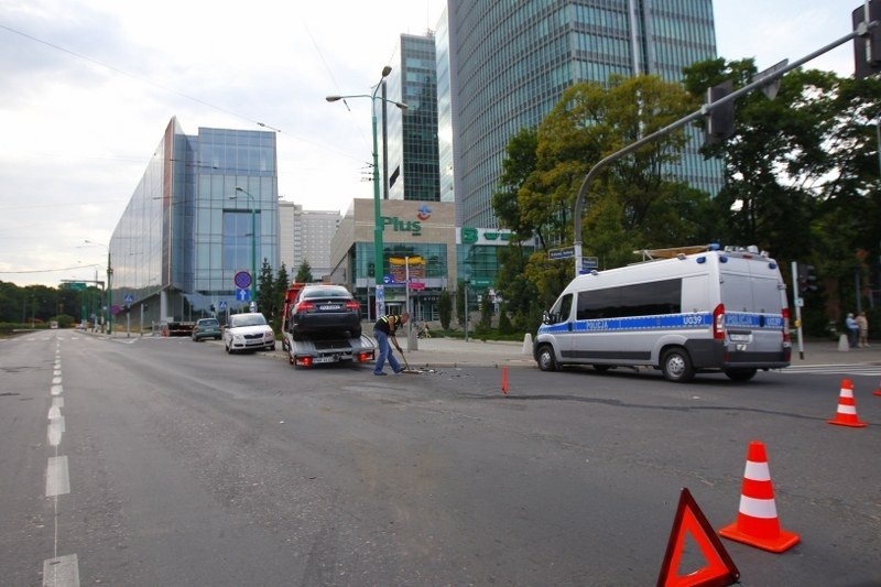 Poznań: Wypadek na skrzyżowaniu Królowej Jadwigi i Półwiejskiej [ZDJĘCIA]